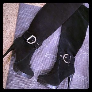 Black suede like over the knees boots with buckle